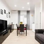 New - Elegant Apartment With Balcony In Rome Next To Subway