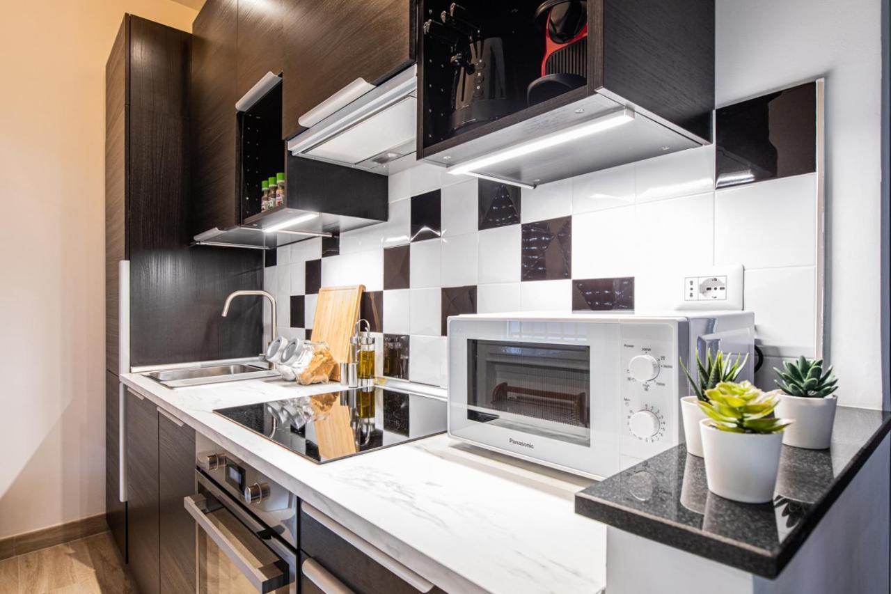 New - Elegant With Balcony In Next To Subway Apartment