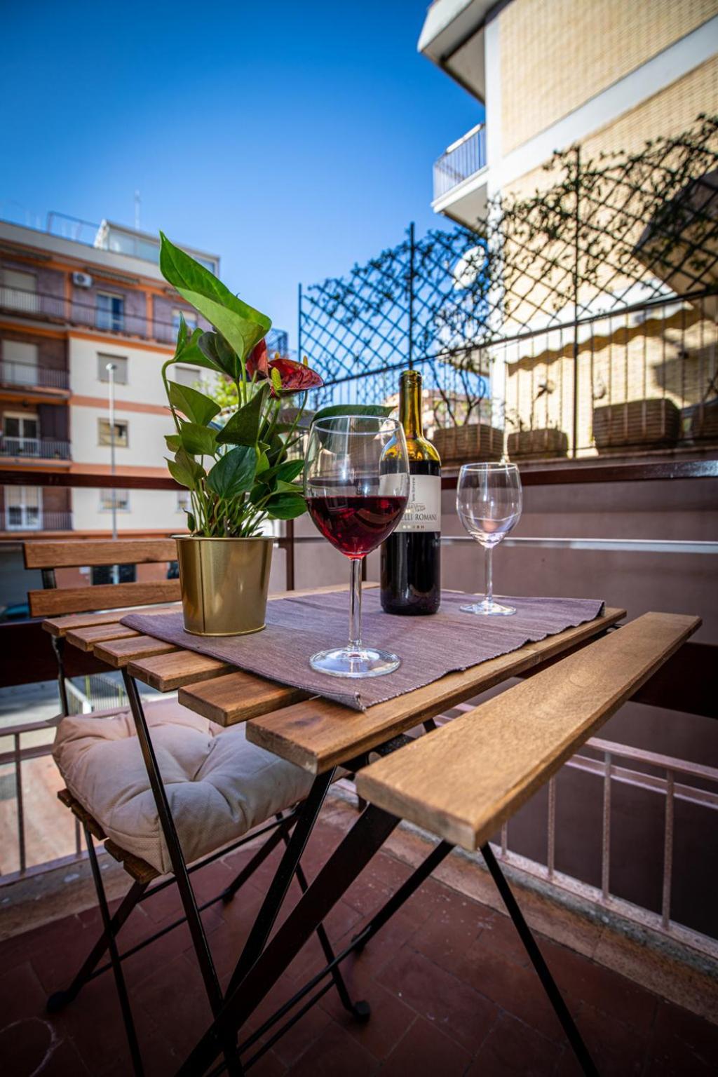 New - Elegant With Balcony In Next To Subway Apartment *