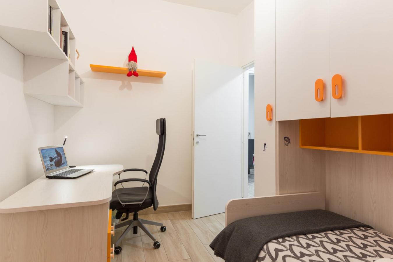 New - Elegant With Balcony In Next To Subway Apartment *