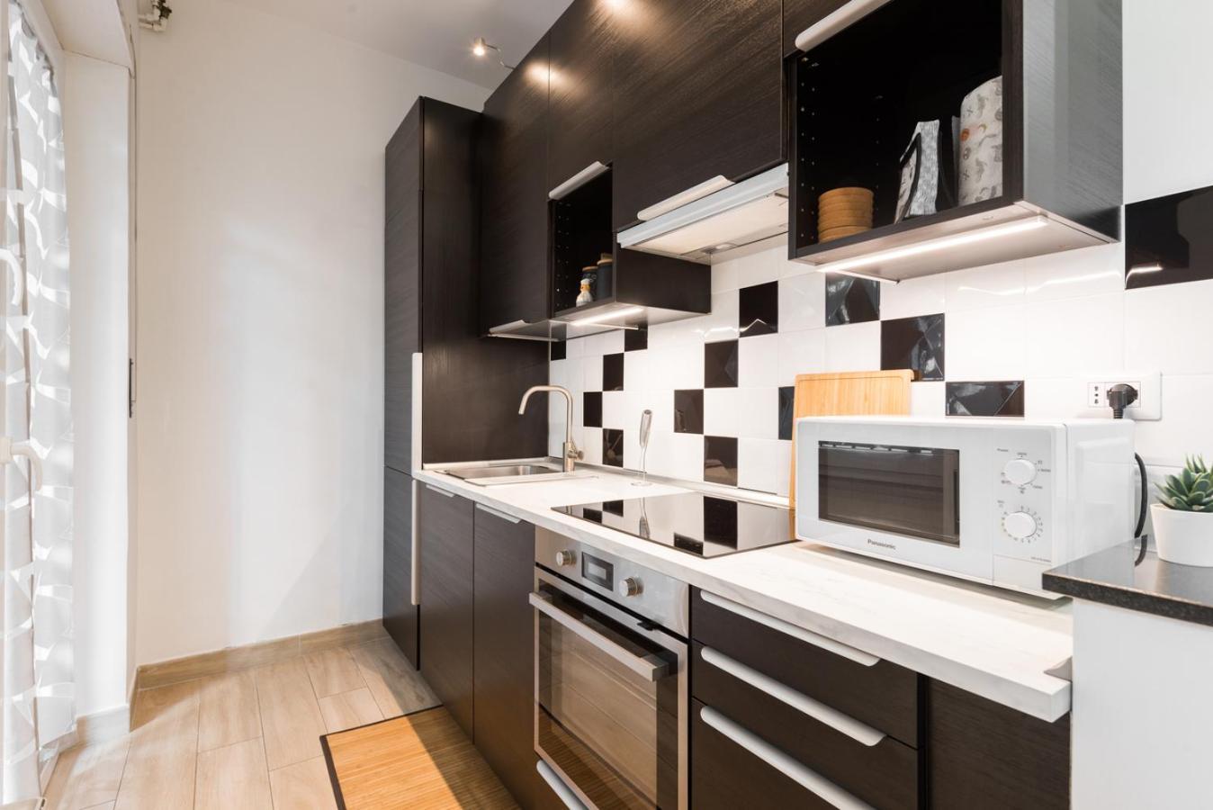 Apartment New - Elegant With Balcony In Next To Subway Rom
