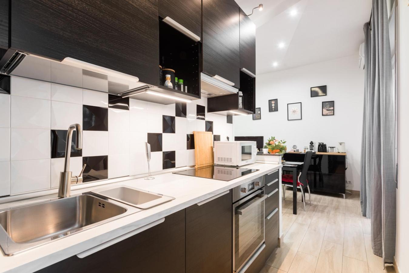 New - Elegant With Balcony In Next To Subway * Rom